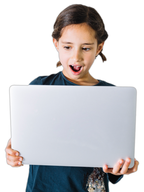 niña sorpendida con un computador en sus manos